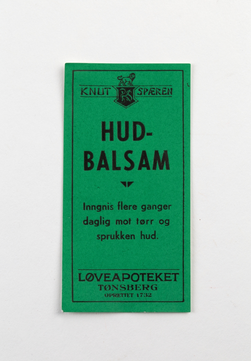 Etikett for preparat til kosmetisk bruk. Dekorert med løve, KS initialer og ramme.