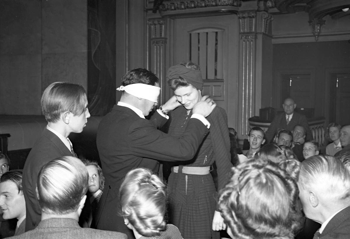 D:r Martelli. Taget på Teatern. Oktober1943. Man i publiken har fått bindel för ögonen.