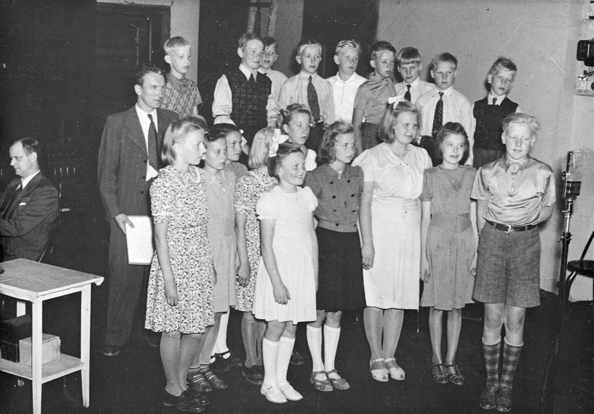 Ljusnan skolklass sjunger, taget i Gävle Radio Studio. Juni 1943
Reportage för Ljusnans Tidning Bollnäs