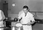 Matlagningskurs för män. Reportage för Arbetarbladet. Augusti 1944