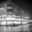 Konsum Alfa Varuhuset. Jubileumsjul. Rochdalefirande. Den 21 december 1844 lades grunden till den kooperativa av 28 vävare i den engelska staden Rochdale. December 1944