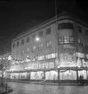 Konsum Alfa Varuhuset. Jubileumsjul. Rochdalefirande. Den 21 december 1844 lades grunden till den kooperativa av 28 vävare i den engelska staden Rochdale. December 1944