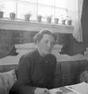 Formgivare och keramiker Maggie Wibom i Lerviks gård 1936.