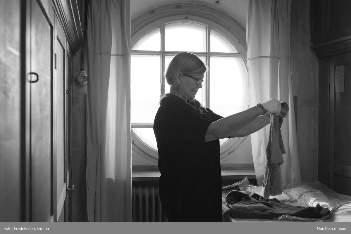 Stickcafé, Nordiska museet, konservatorn Catharina Sack och intendent Helena Lindroth förbereder inför Sickcaféet, tyg, material, hantverk, sticka, garn