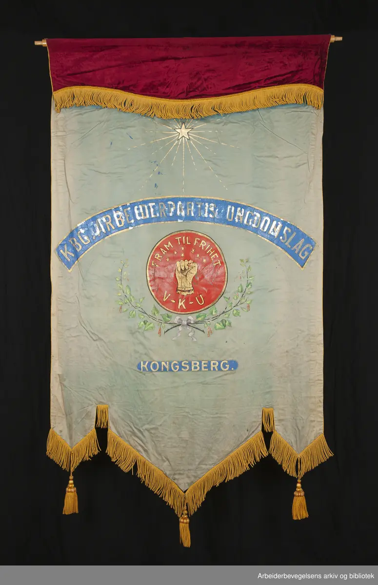 Kongsberg Arbeiderpartis Ungdomslag V-K-U.Stiftet 14. november 1909..Bakside..Fanetekst: KBG. Arbeiderpartis ungdomslag. Fram til frihet. V-K-U Kongsberg