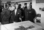 Karlsborg, kungabesök och invigning av museet år 1962. Gustaf VI Adolf i samspråk med R Åkerman.