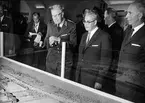 Karlsborg, kungabesök och invigning av museet år 1962. Gustaf VI Adolf beskådar fästningsmodellen, till höger Tore Edlund och N E Johansson.