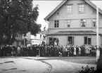 Kungabesök år 1962. Karlsborgare i väntan på Gustaf VI Adolf. I bakgrunden dåvarande posthuset.