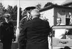 Kungabesök år 1962. Gustaf VI Adolf vid ankomsten till Karlsborg, Henry Lindbom hälsar kungen välkommen.