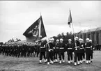 Kungabesök, Gustaf VI Adolf besöker Karlsborg år 1962. Fanvakt och trupp på skjutplatsen, till höger pjäshallen.