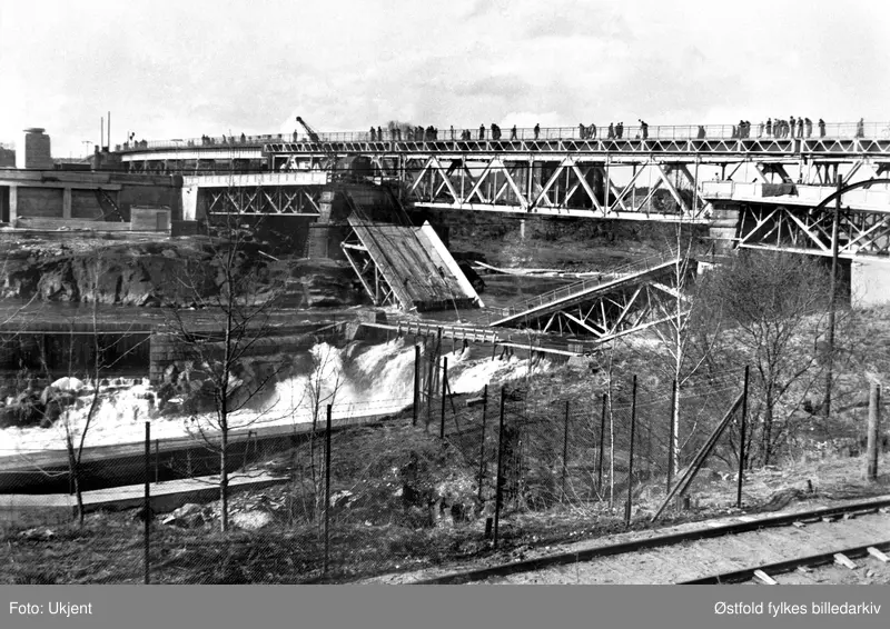 Sarpsbrua i Sarpsborg etter sprengning i april 1940.
Brua var underminert, men ble ikke sprengt under krigshandlingene. Sprengningen fant sted da ladningene skulle tas vekk noe senere. Flere brannmenn ble drapt.
