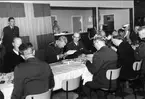 Kungabesök i Karlsborg år 1962. Gustaf VI Adolf och öv Bratt vid lunchen.