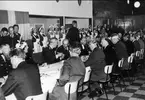 Kungabesök i Karlsborg år 1962. Gustaf VI Adolf och öv Bratt vid lunchen.