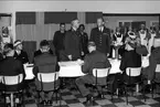 Kungabesök i Karlsborg år 1962. Gustaf VI Adolf och Ingemar Bratt vid lunchen.