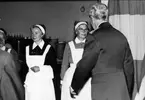 Kungabesök i Karlsborg år 1962. Gustaf VI Adolf tackar lottorna som serverade vid lunchen.