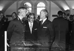 Karlsborg, kungabesök och invigning av museet år 1962. Gustaf VI Adolf samtalar med bl.a. Nils Johansson, i vänsterkanten Å Edlund.