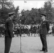 Kungabesök i Karlsborg år 1962. Öv Bratt och Gustaf VI Adolf på kyrkplan.