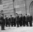 Kungabesök i Karlsborg år 1962. Gustaf VI Adolf, Arne Pohl, Nils Lindgren, öv Bratt, Nils Johansson, R Leijon m.fl. På kyrkplan.