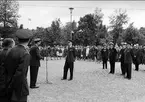 Kungabesök i Karlsborg år 1962. Gustaf VI Adolf, öv Bratt m.fl. På kyrkplan.