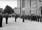 Kungabesök i Karlsborg år 1962. Gustaf VI Adolf och öv Bratt m.fl. På kyrkplan.