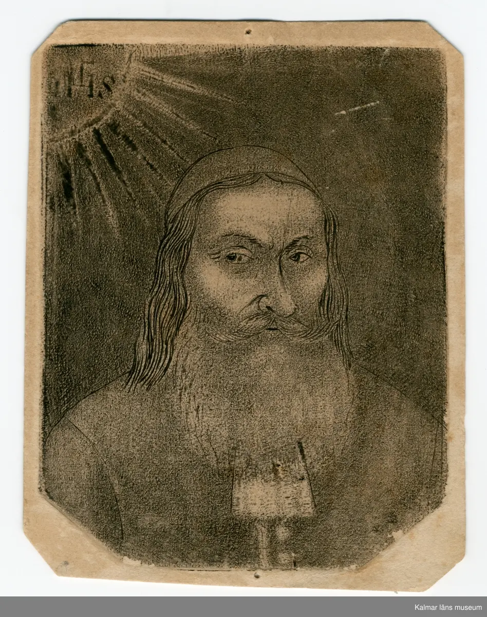 Porträtt av en präst med skägg och långt hår, försedd med huvudbonad. I övre vänstra hörnet en sol med korskrönt IHS.