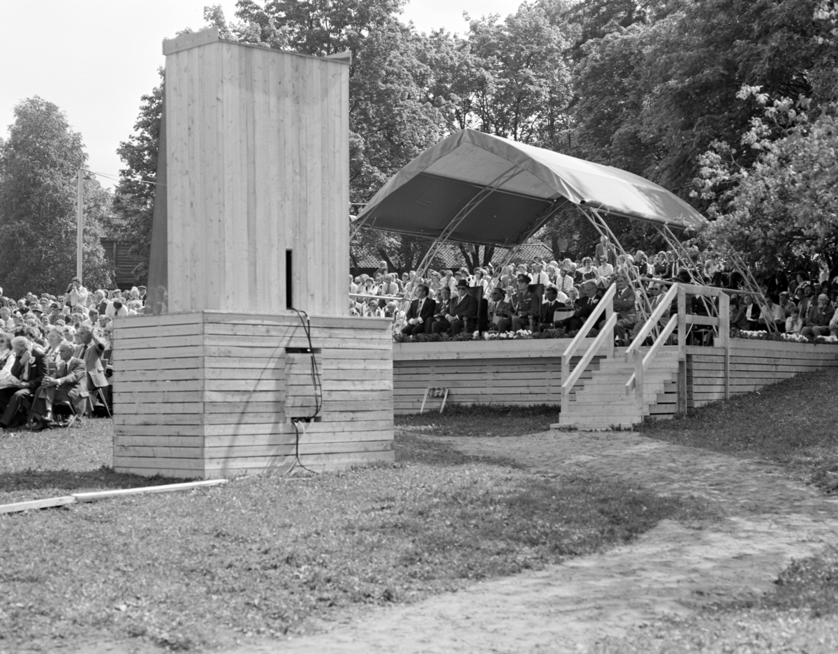 Norske Melkeprodusenters Landsforbund, NML 100 år 1881-1981. Jubileumsdager, festforestilling, , ca 13000 frammøtte, alle landets melkeleverandører var inivitert, Domkirkeodden, Hamar. Kongetribunen.