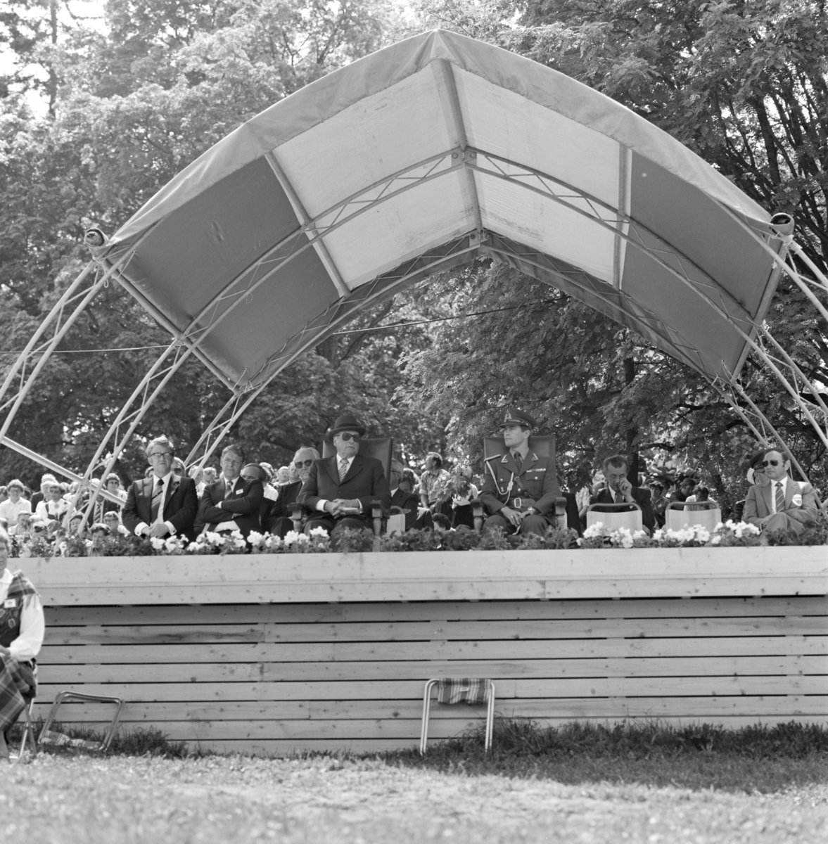 Norske Melkeprodusenters Landsforbund, NML 100 år 1881-1981.
Jubileumsdager, festforestilling,  ca 13000 frammøtte, alle landets melkeleverandører var inivitert, Domkirkeodden, Hamar. Kongetribune, Kong Olav V