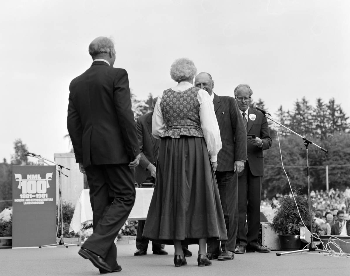 Norske Melkeprodusenters Landsforbund, NML 100 år 1881-1981.
Jubileumsdager, festforestilling,  ca 13000 frammøtte, alle landets melkeleverandører var inivitert, Domkirkeodden, Hamar. Utdeling av plakett til melkeprodusenter, kong Olav V.