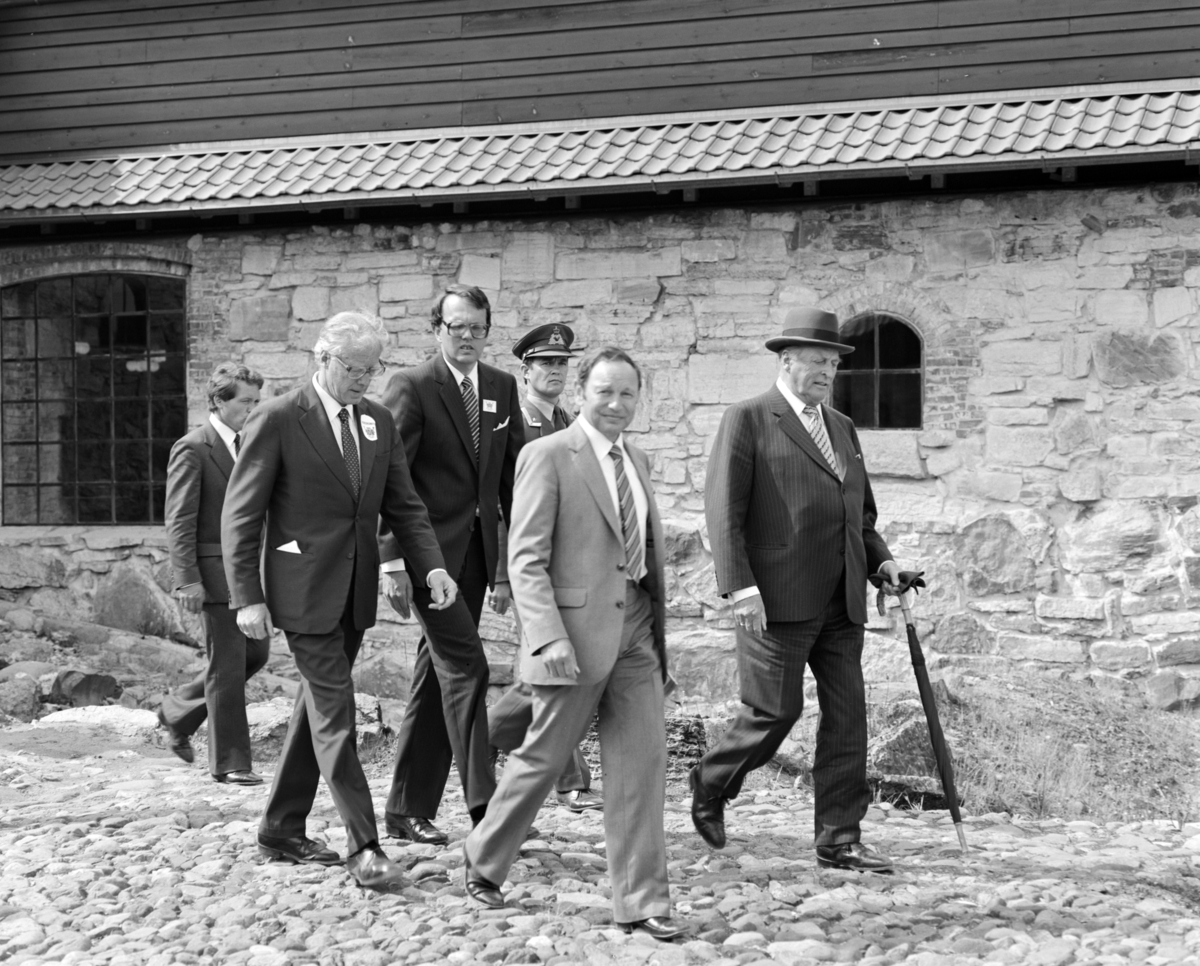 Norske Melkeprodusenters Landsforbund, NML 100 år 1881-1981. Kong Olav V i Borggården, Domkirkeodden, Hamar.