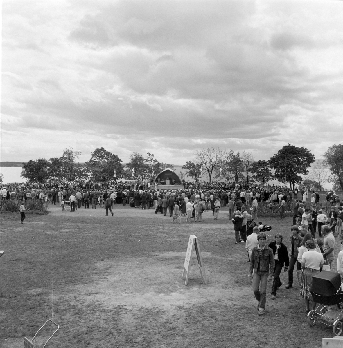 Norske Melkeprodusenters Landsforbund, NML 100 år 1881-1981. Jubileumsutstilling,visningsring, kavalkade over norsk husdyrhold, utstillingsområdet, Domkirkeodden, Hamar.