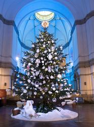 Julgran på Nordiska museet i Stora hallen 2016, med juldekor