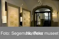 Utställning Nils Nilsson Skum 2007
Konstnären Nils Nilsson Skums styrka ligger i att han själv levt det liv han skildrat. Med sin skarpa iakttagelseförmåga dokumenterade han de renskötande samernas nomadliv. Skum ville att hans bilder skulle bevaras och vara en källa till kunskap om samelivet för kommande generationer. Nordiska museet köpte in samtliga teckningar till Skums bok Same Sita ¿ lappbyn. I utställningen visas 40 av dessa och utställningen följer samernas åtta årstider: vårvinter, vår, vårsommar, sommar, höstsommar, höst, höstvinter vinter.