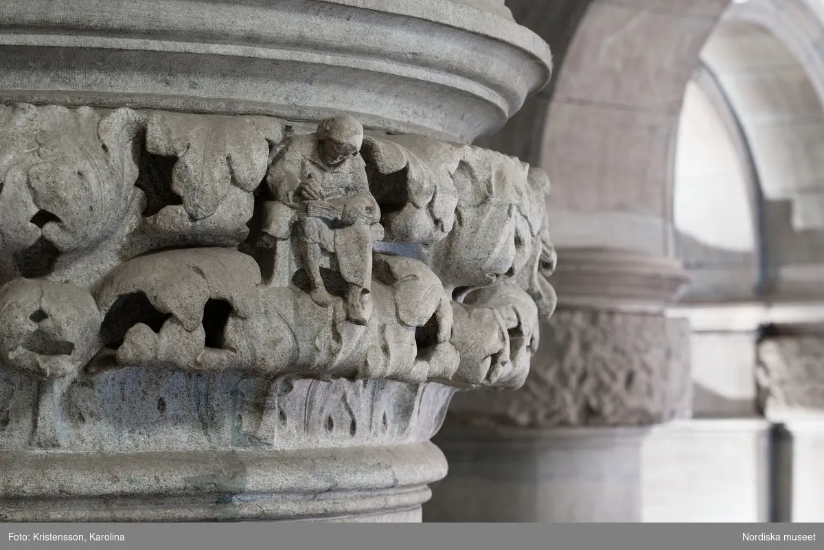 Detaljer huggna i sten i Nordiska museets interiör, dekorelement, kapitäl, figurer