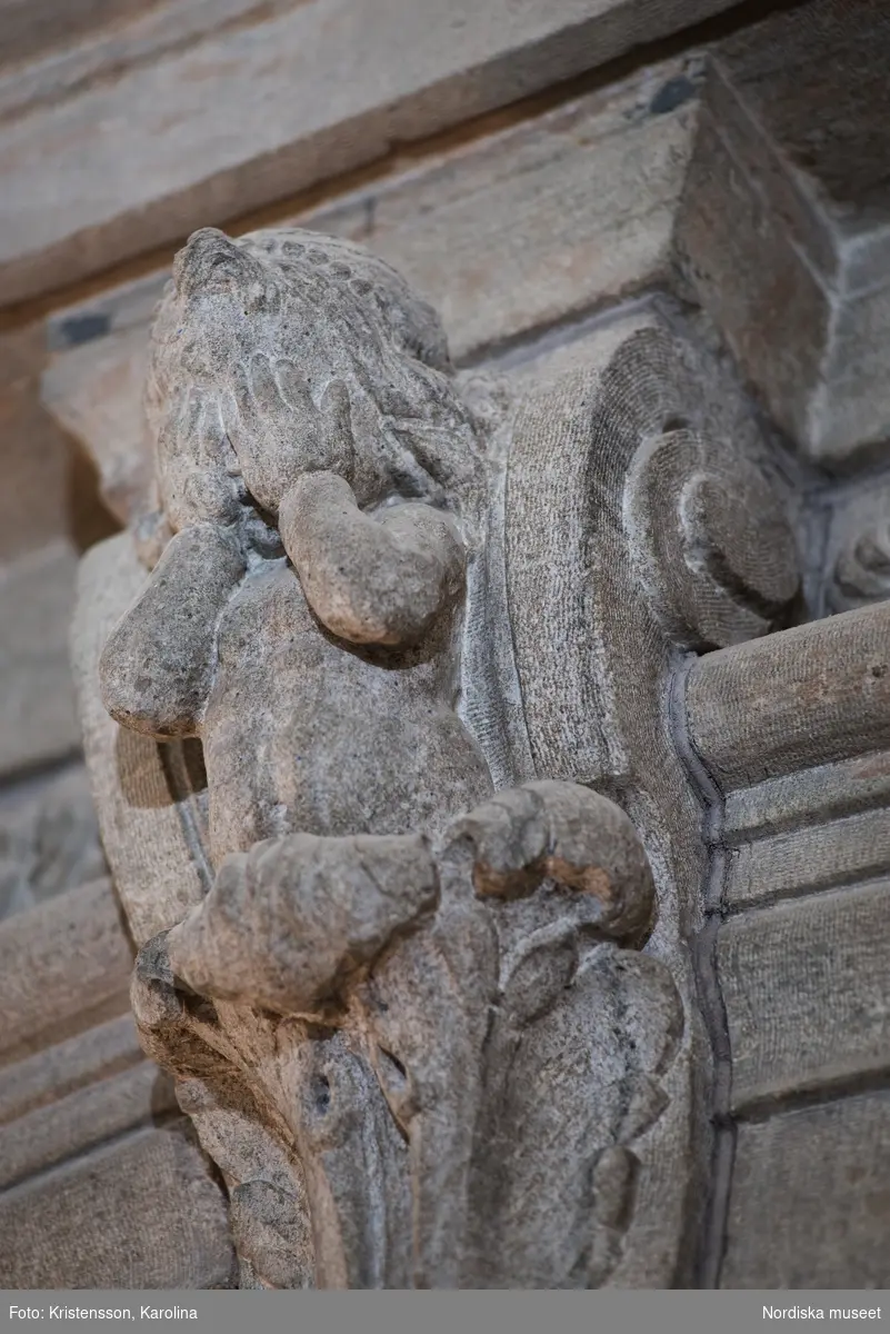 Detaljer huggna i sten i Nordiska museets interiör, dekorelement, kapitäl, figurer