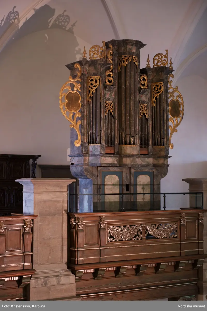 Orgel från Medåkers kyrka, Västmanland, utställd på Nordiska museet, sedd från nordvästra galleriet på plan 4.