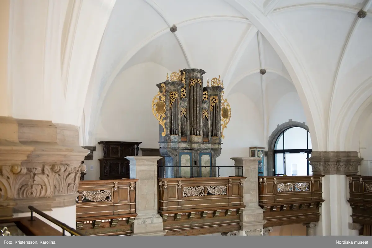 Orgel från Medåkers kyrka, Västmanland, utställd på Nordiska museet, sedd från nordvästra galleriet på plan 4.