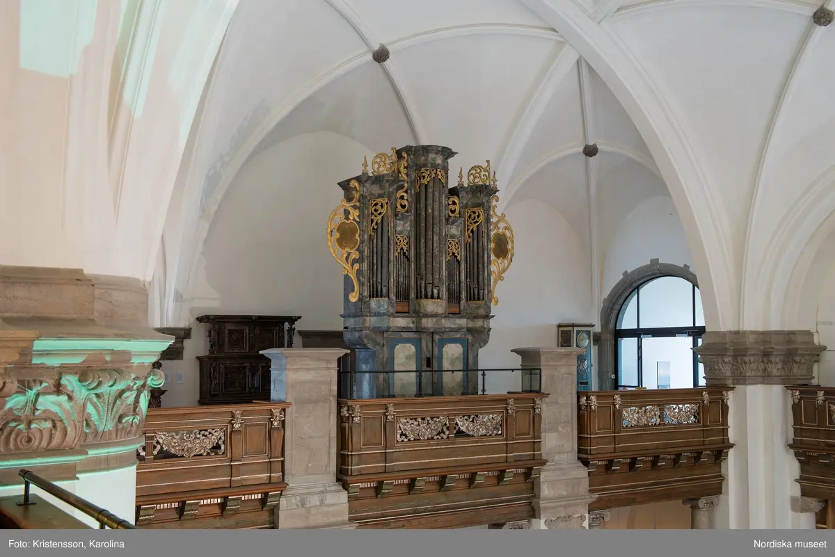 Orgel från Medåkers kyrka, Västmanland, utställd på Nordiska museet, sedd från nordvästra galleriet på plan 4.