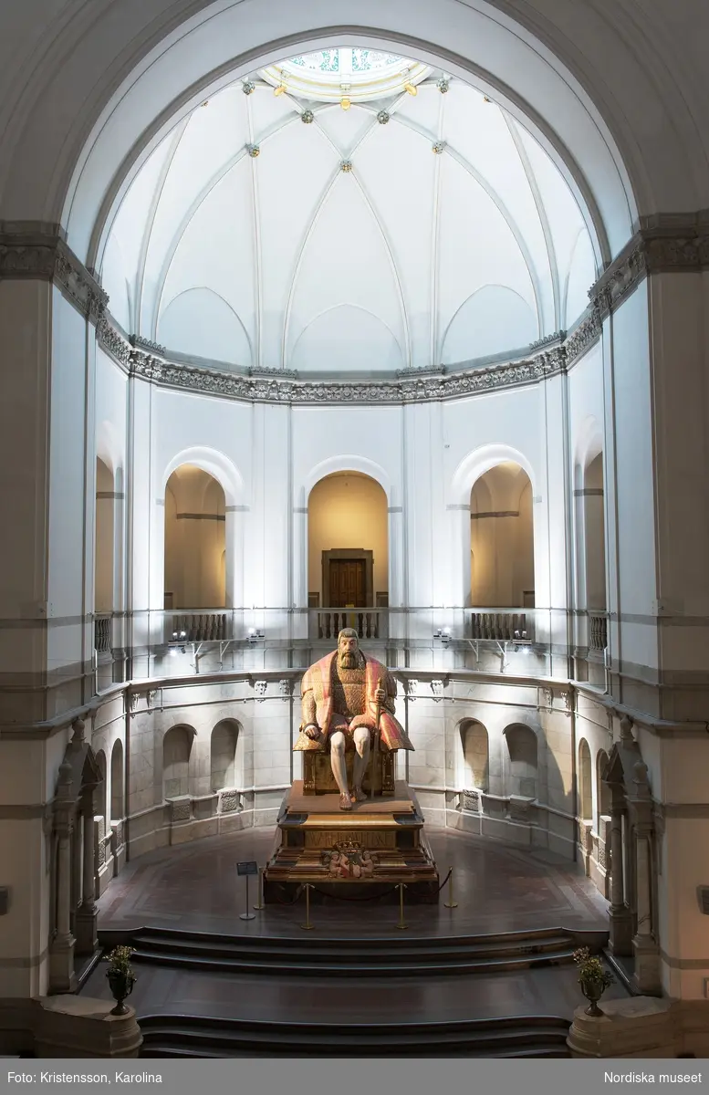 Gustav Vasa, helfigur och detaljer av staty i Stora hallen på Nordiska museet