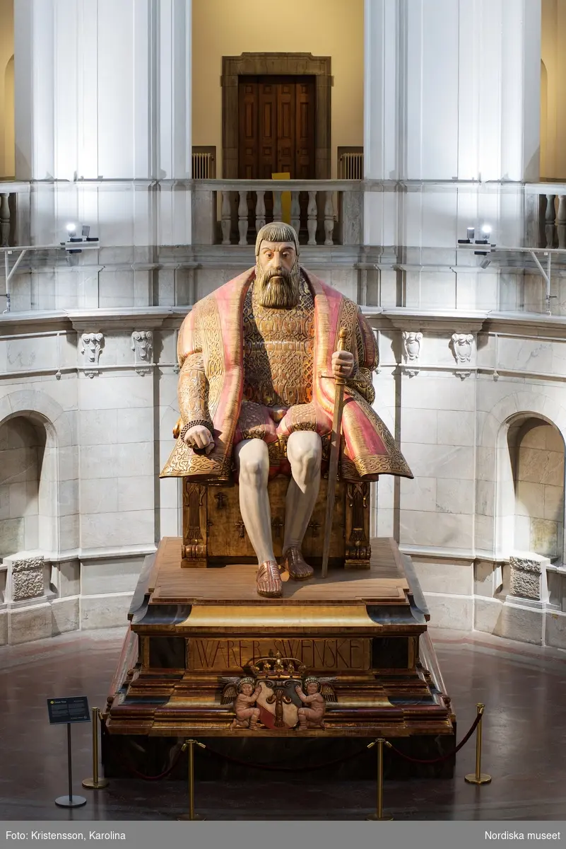 Gustav Vasa, helfigur och detaljer av staty i Stora hallen på Nordiska museet