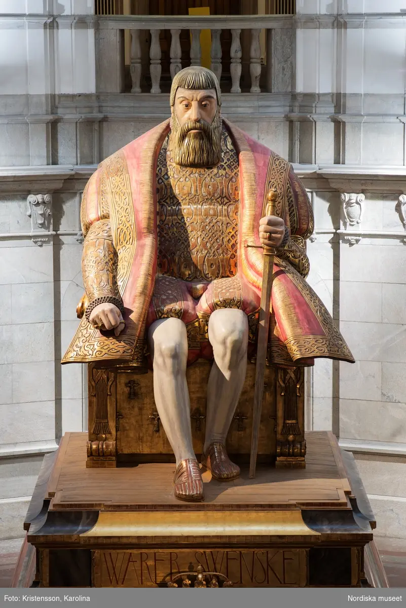 Gustav Vasa, helfigur och detaljer av staty i Stora hallen på Nordiska museet