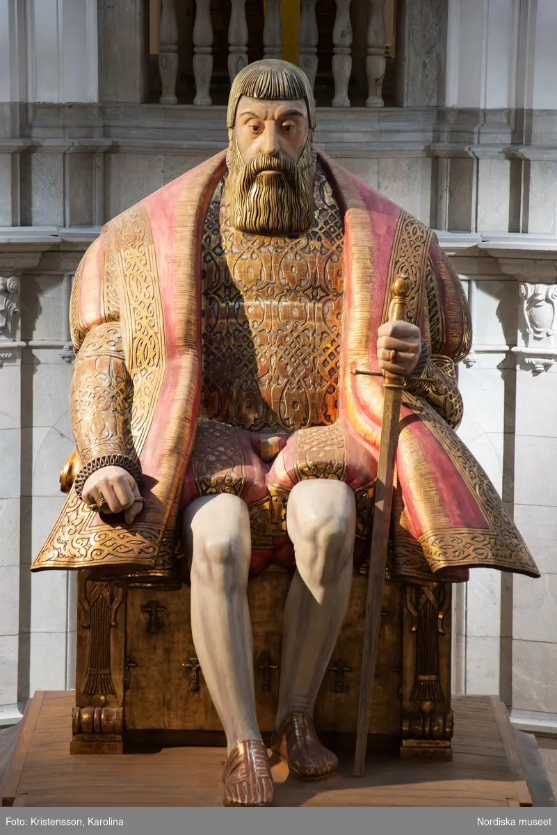 Gustav Vasa, helfigur och detaljer av staty i Stora hallen på Nordiska museet