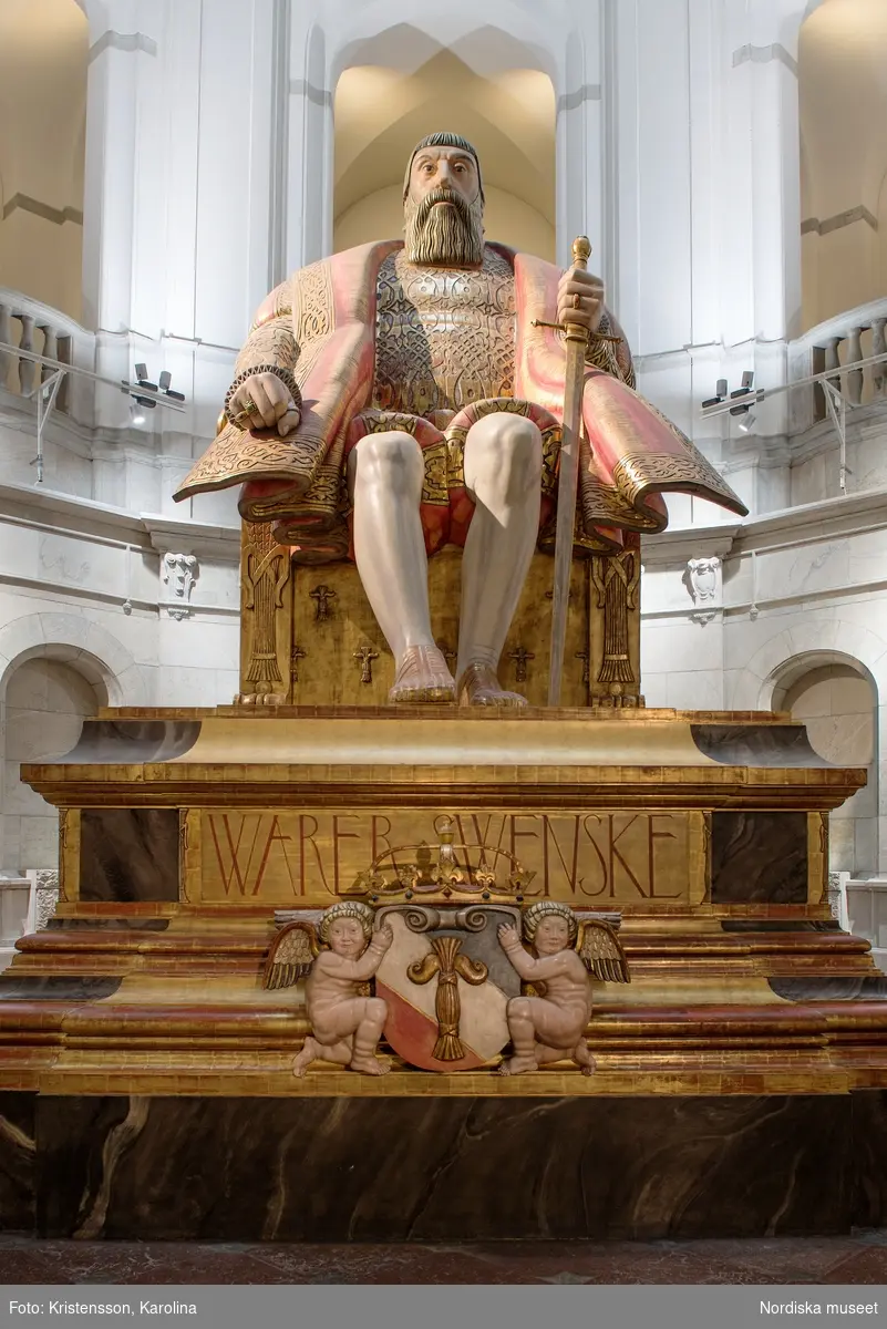 Gustav Vasa, helfigur och detaljer av staty i Stora hallen på Nordiska museet