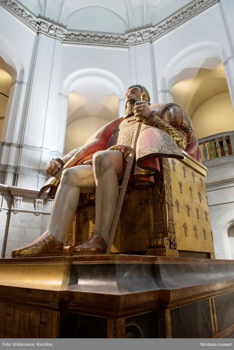 Gustav Vasa, helfigur och detaljer av staty i Stora hallen på Nordiska museet