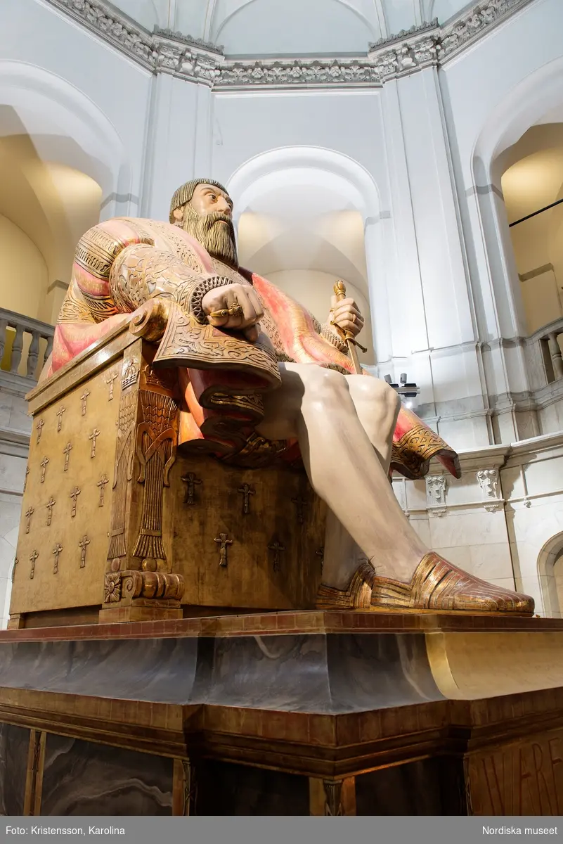 Gustav Vasa, helfigur och detaljer av staty i Stora hallen på Nordiska museet