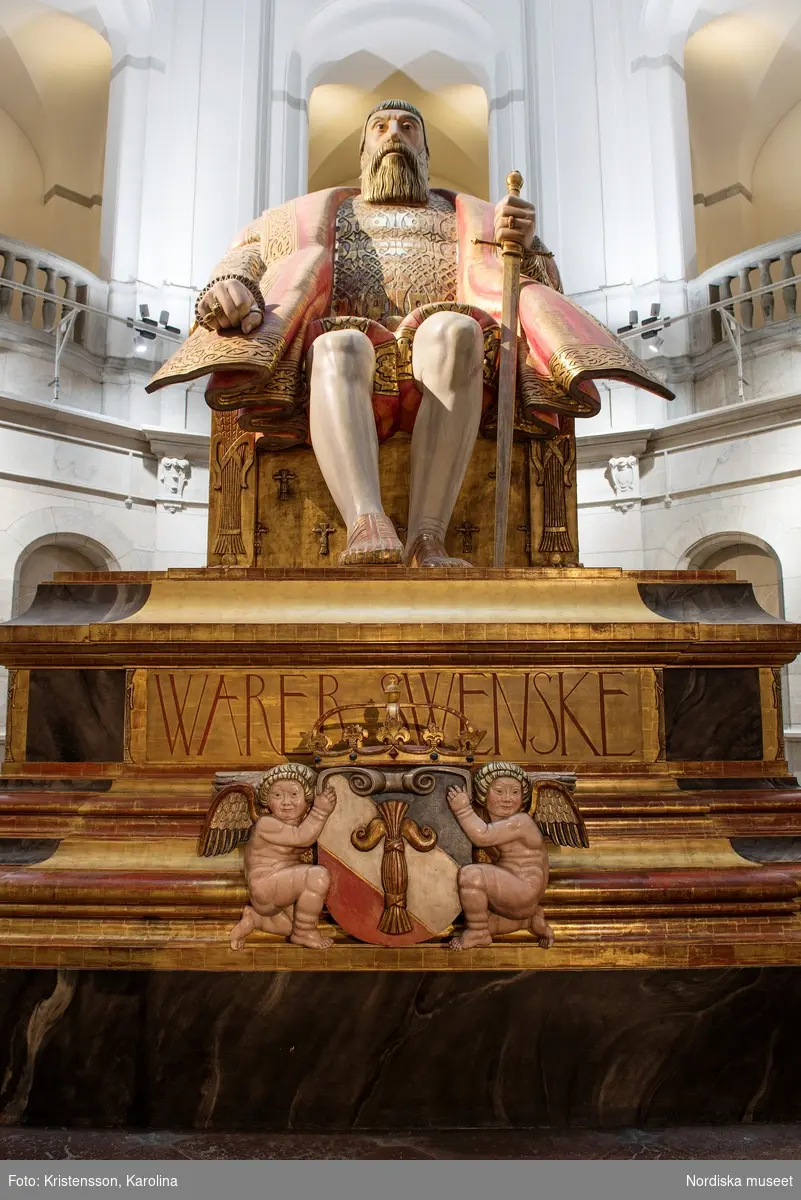 Gustav Vasa, helfigur och detaljer av staty i Stora hallen på Nordiska museet