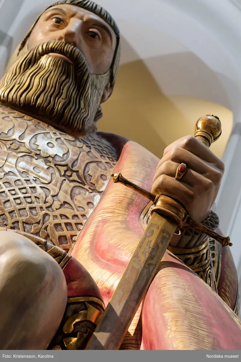 Gustav Vasa, helfigur och detaljer av staty i Stora hallen på Nordiska museet