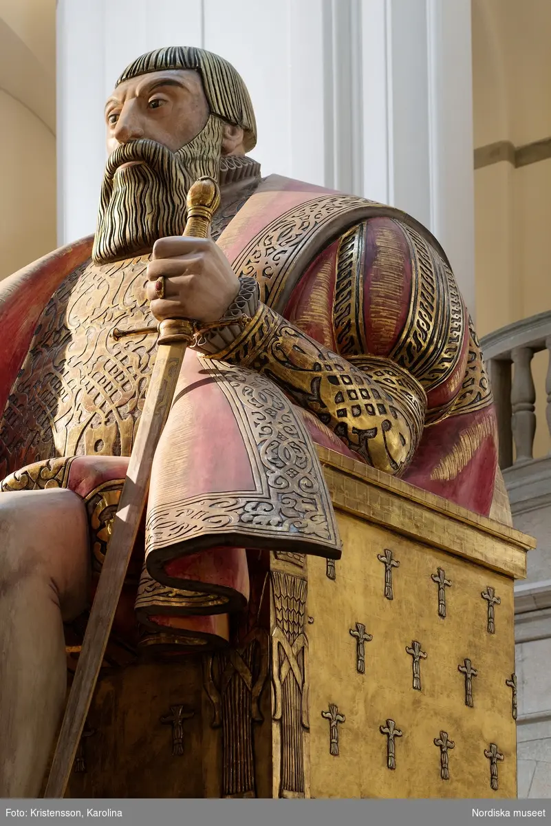 Gustav Vasa, helfigur och detaljer av staty i Stora hallen på Nordiska museet