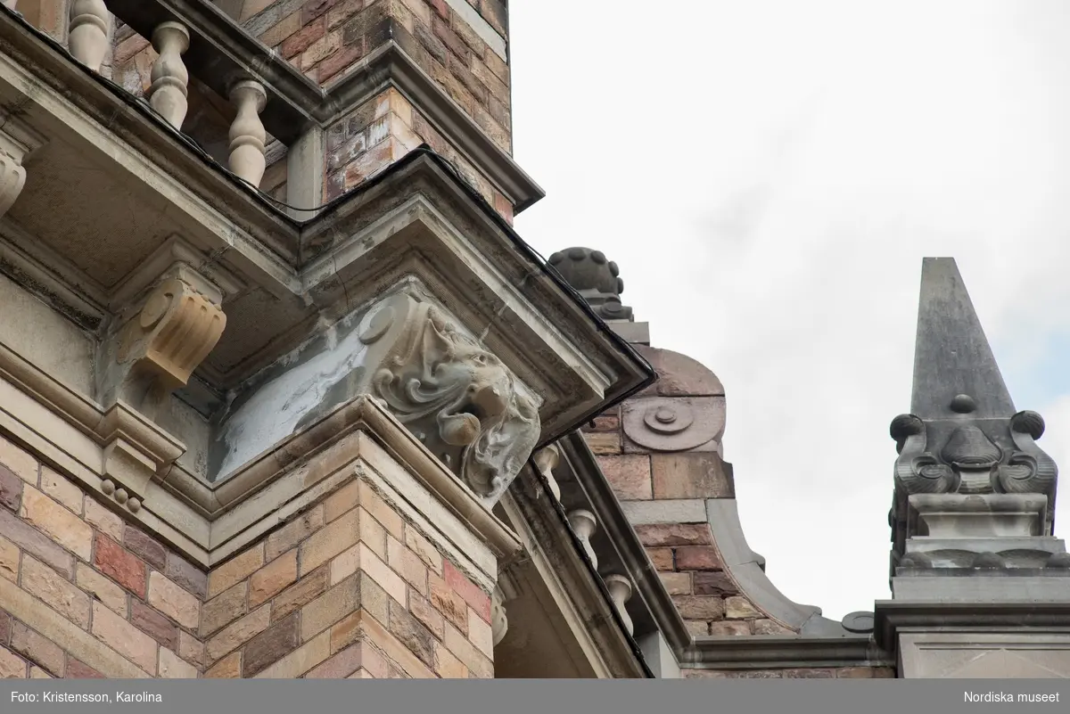 Detaljer huggna i sten på Nordiska museets västra sida