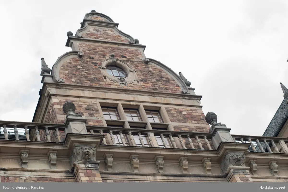 Detaljer huggna i sten på Nordiska museets västra sida