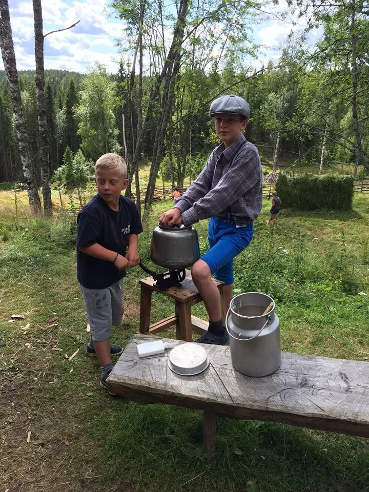 Unge sveisere separerer mjølk i Skålbergsætra.